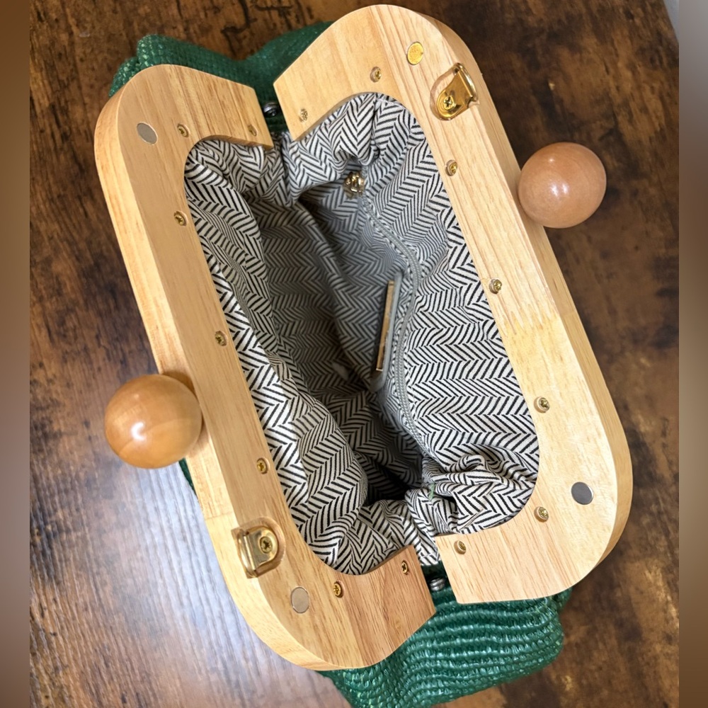 Urban Expressions | Green Clutch with Wooden Handle - Picture 6 of 8